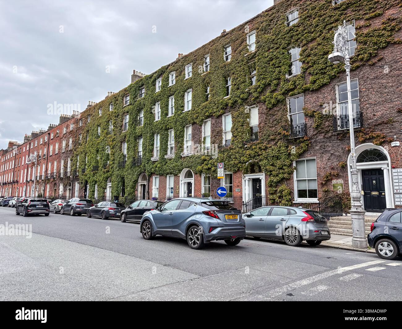 Baggot Street. Architecture géorgienne historique et élégante sur cette artère urbaine de Dublin, Irlande. Banque D'Images