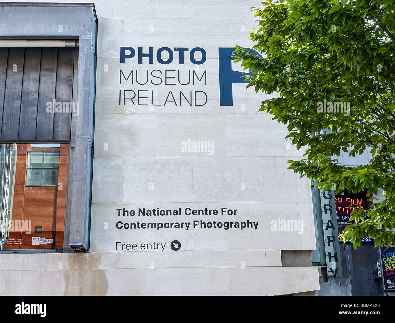 Photo Museum Ireland, le National Centre for Contemporary Photography, est situé à Dublin, en Irlande. Le signe indique l'entrée libre. Banque D'Images