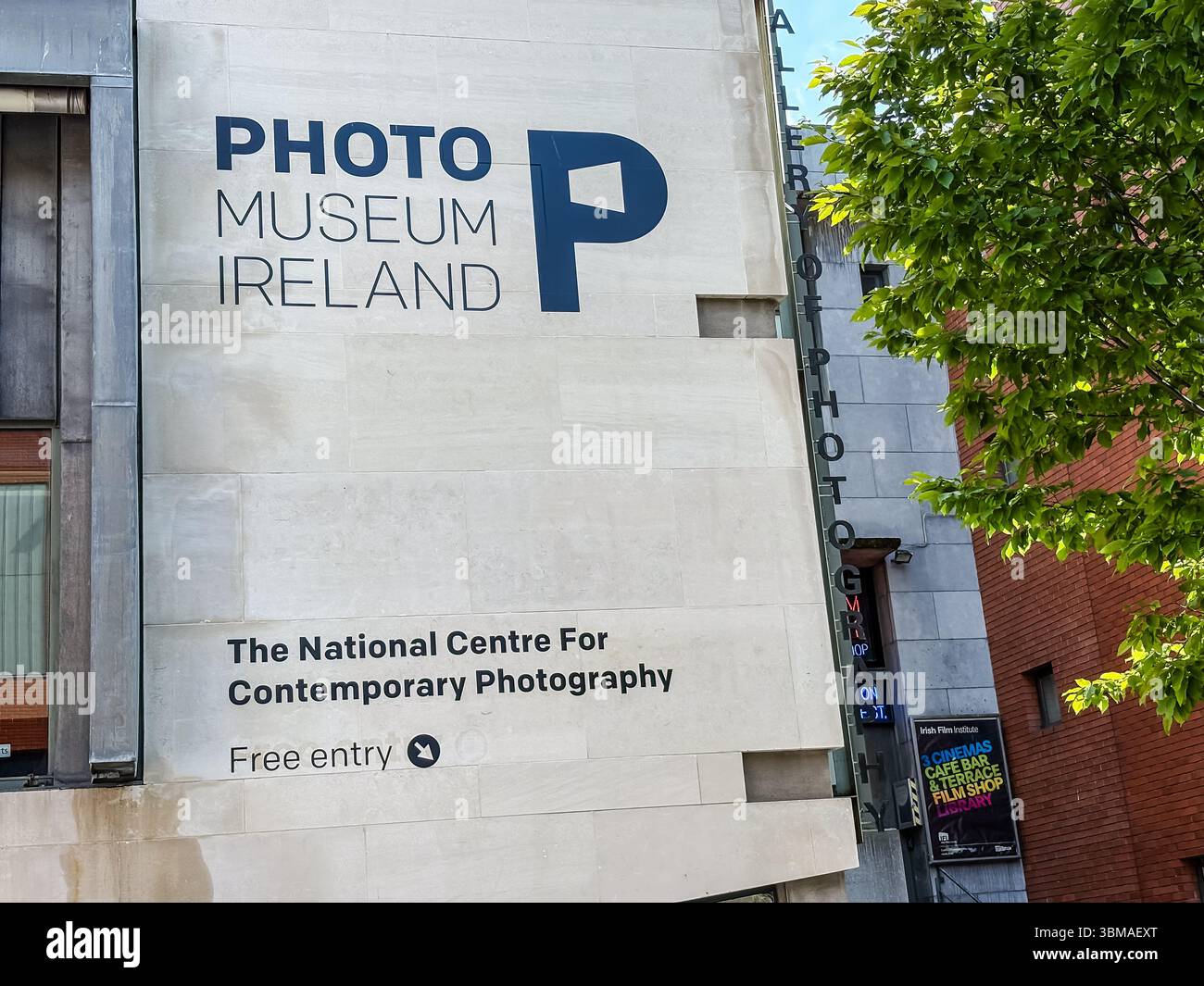 Photo Museum Ireland, le National Centre for Contemporary Photography à Dublin, montrant la signalisation extérieure du bâtiment avec texte libre. Banque D'Images
