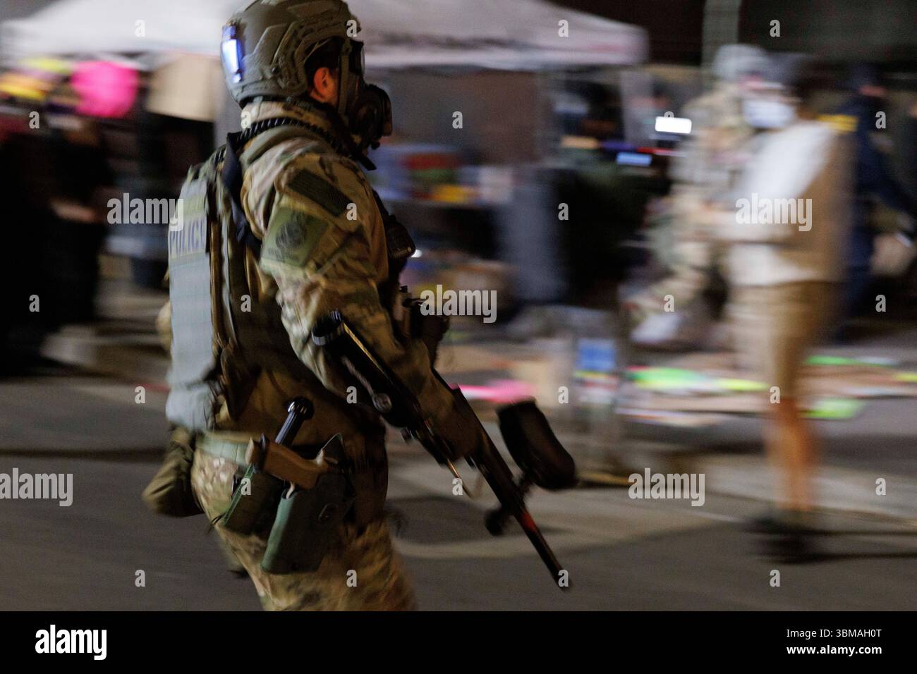 Portland, États-Unis. 24 juin 2025. PORTLAND, OREGON États-Unis - 24 juin 2025 : des agents DE L'ICE et la police du DHS courent sur la foule, arrêtant au moins une personne. Les manifestants contre la présence de ICE (Immigration and Customs Enforcement) à Portland ont affronté ICE pendant environ la 15ème nuit consécutive à leur quartier général dans la zone du front de mer sud. Plusieurs manifestants ont été arrêtés et au moins un a été emmené par ambulance. (Photo de John Rudoff/Sipa USA) crédit : Sipa USA/Alamy Live News Banque D'Images