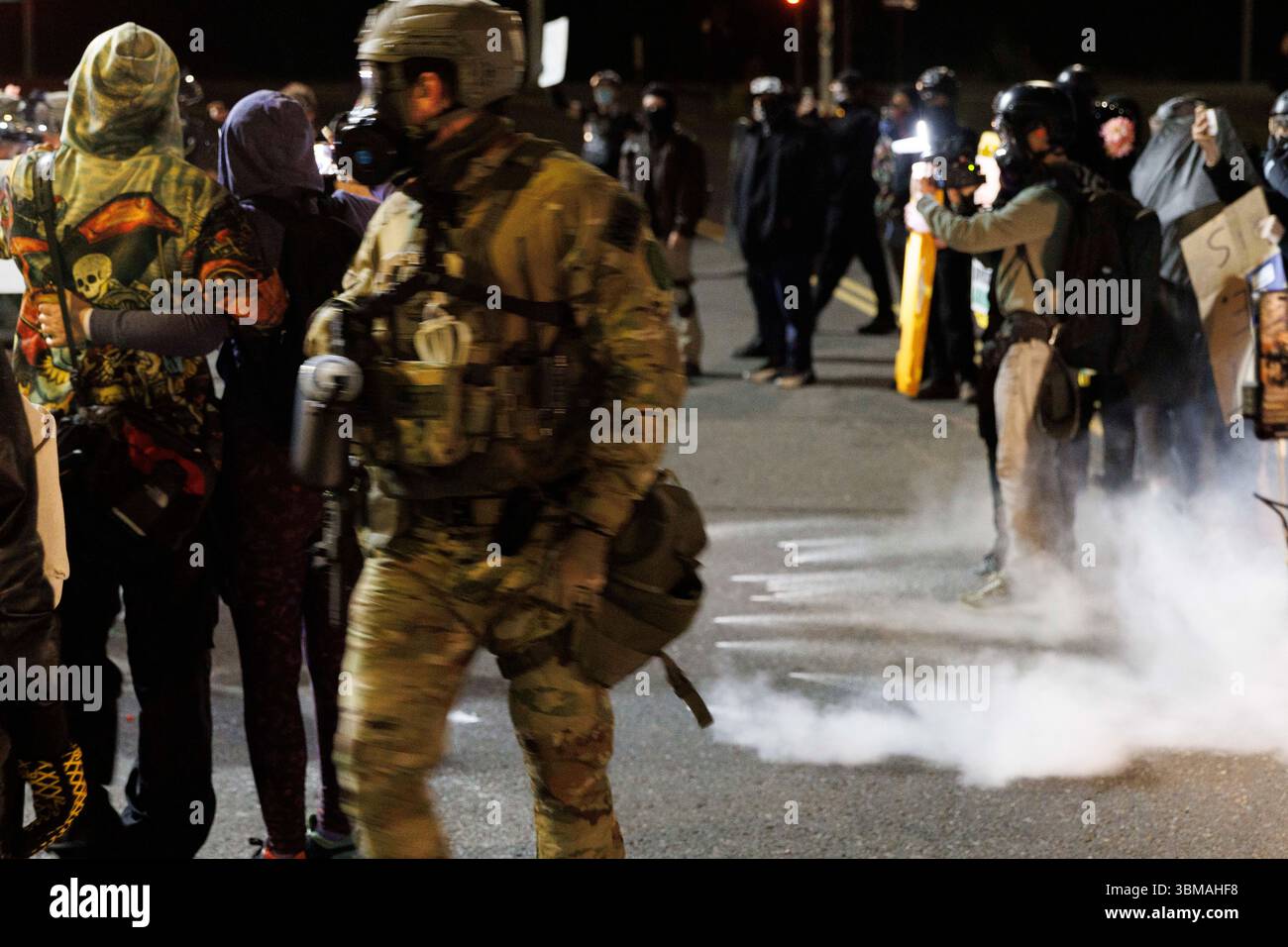 Portland, États-Unis. 24 juin 2025. PORTLAND, OREGON États-Unis - 24 juin 2025 : des agents DE L'ICE et la police du DHS courent sur la foule, arrêtant au moins une personne. Les manifestants contre la présence de ICE (Immigration and Customs Enforcement) à Portland ont affronté ICE pendant environ la 15ème nuit consécutive à leur quartier général dans la zone du front de mer sud. Plusieurs manifestants ont été arrêtés et au moins un a été emmené par ambulance. (Photo de John Rudoff/Sipa USA) crédit : Sipa USA/Alamy Live News Banque D'Images
