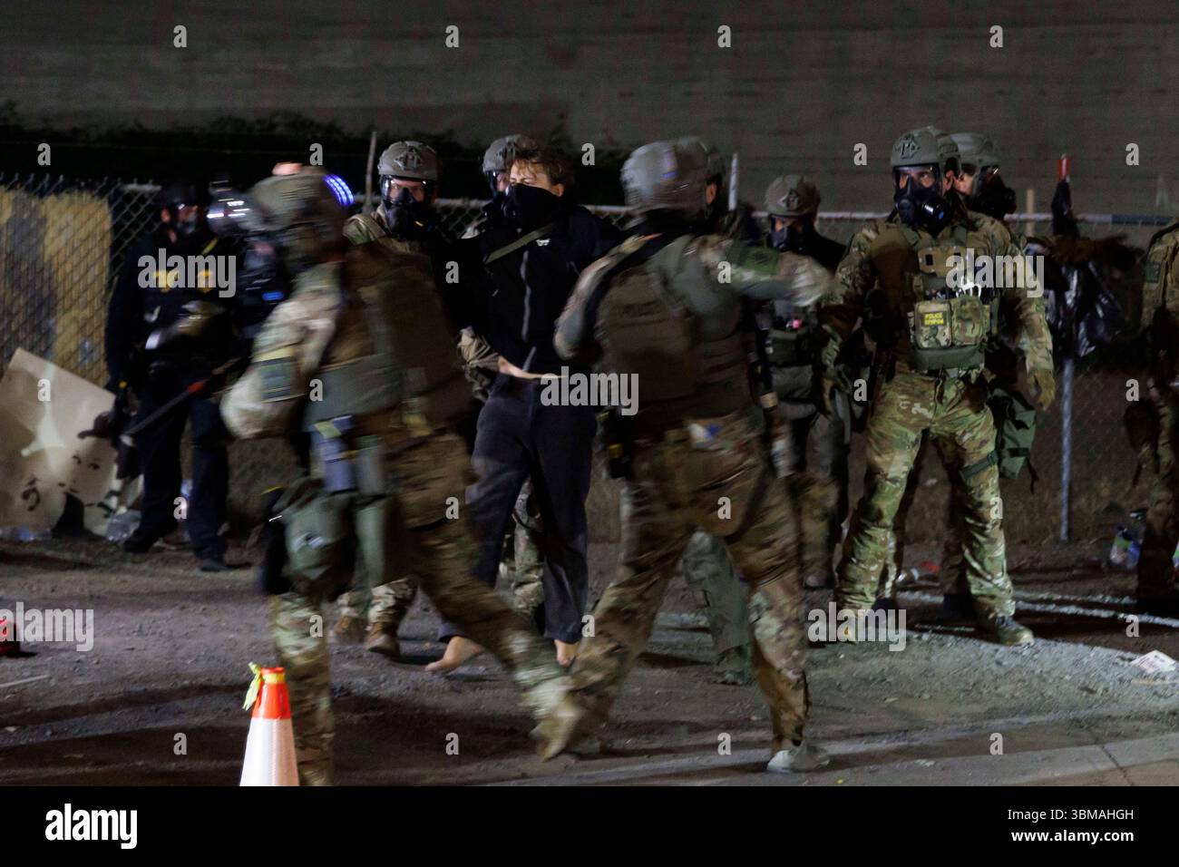 Portland, États-Unis. 24 juin 2025. PORTLAND, OREGON États-Unis - 24 juin 2025 : des agents DE L'ICE et la police du DHS courent sur la foule, arrêtant au moins une personne. Les manifestants contre la présence de ICE (Immigration and Customs Enforcement) à Portland ont affronté ICE pendant environ la 15ème nuit consécutive à leur quartier général dans la zone du front de mer sud. Plusieurs manifestants ont été arrêtés et au moins un a été emmené par ambulance. (Photo de John Rudoff/Sipa USA) crédit : Sipa USA/Alamy Live News Banque D'Images