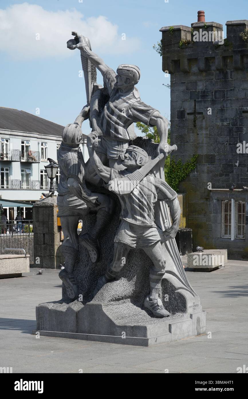 Statue de lancer à Kilkenny, en Irlande, représentant des joueurs en action du sport irlandais traditionnel. Un monument culturel important dans la ville. Banque D'Images