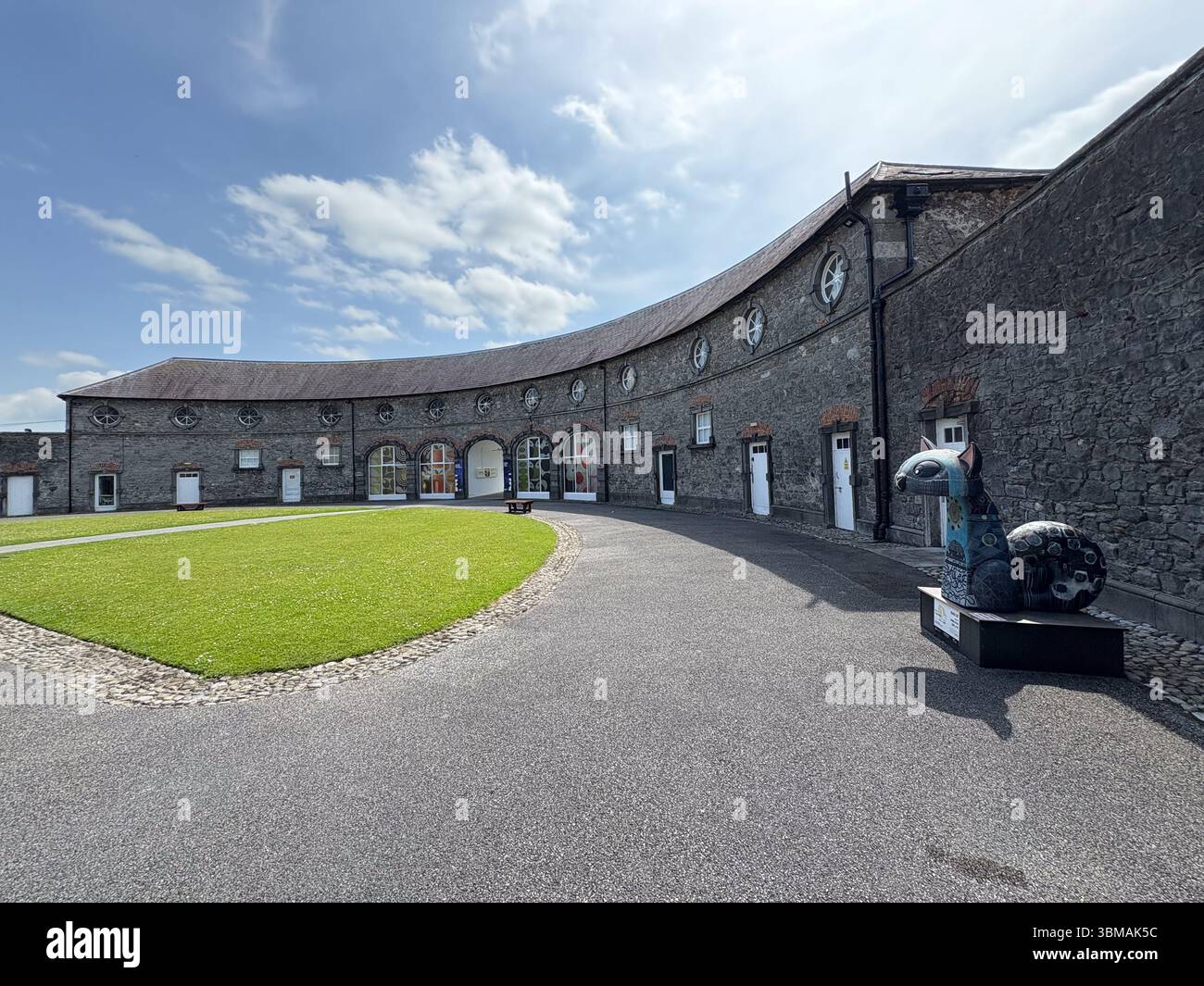 Centre de conception Kilkenny cour stable. Bâtiment en pierre courbé et cour par une journée ensoleillée, architecture historique et tourisme. Banque D'Images
