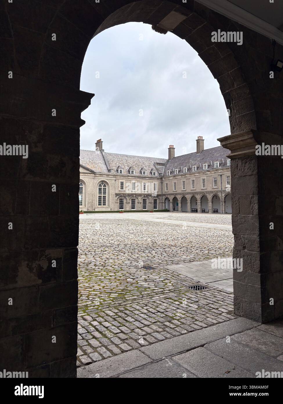 Musée irlandais d'art moderne. Bâtiment historique du Royal Hospital Kilmainham, Dublin, Irlande. Vue sur la cour à travers une arche en pierre. Banque D'Images