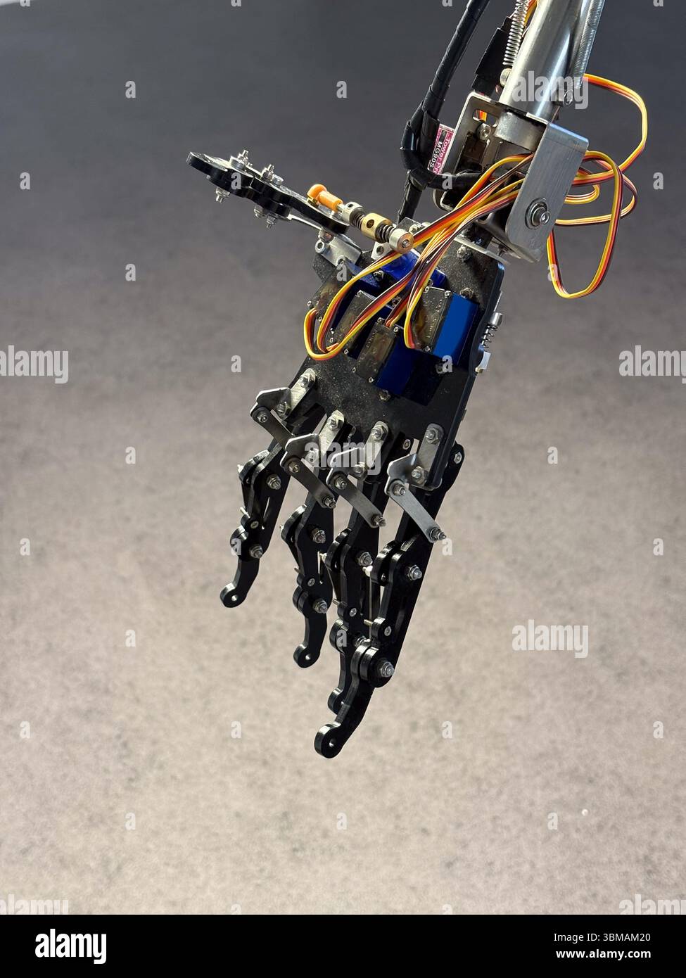 Détail du mécanisme du bras robotique. Gros plan d'une main robotisée articulée montrant le câblage et les servos, idéal pour la technologie ou les concepts d'ingénierie. Banque D'Images