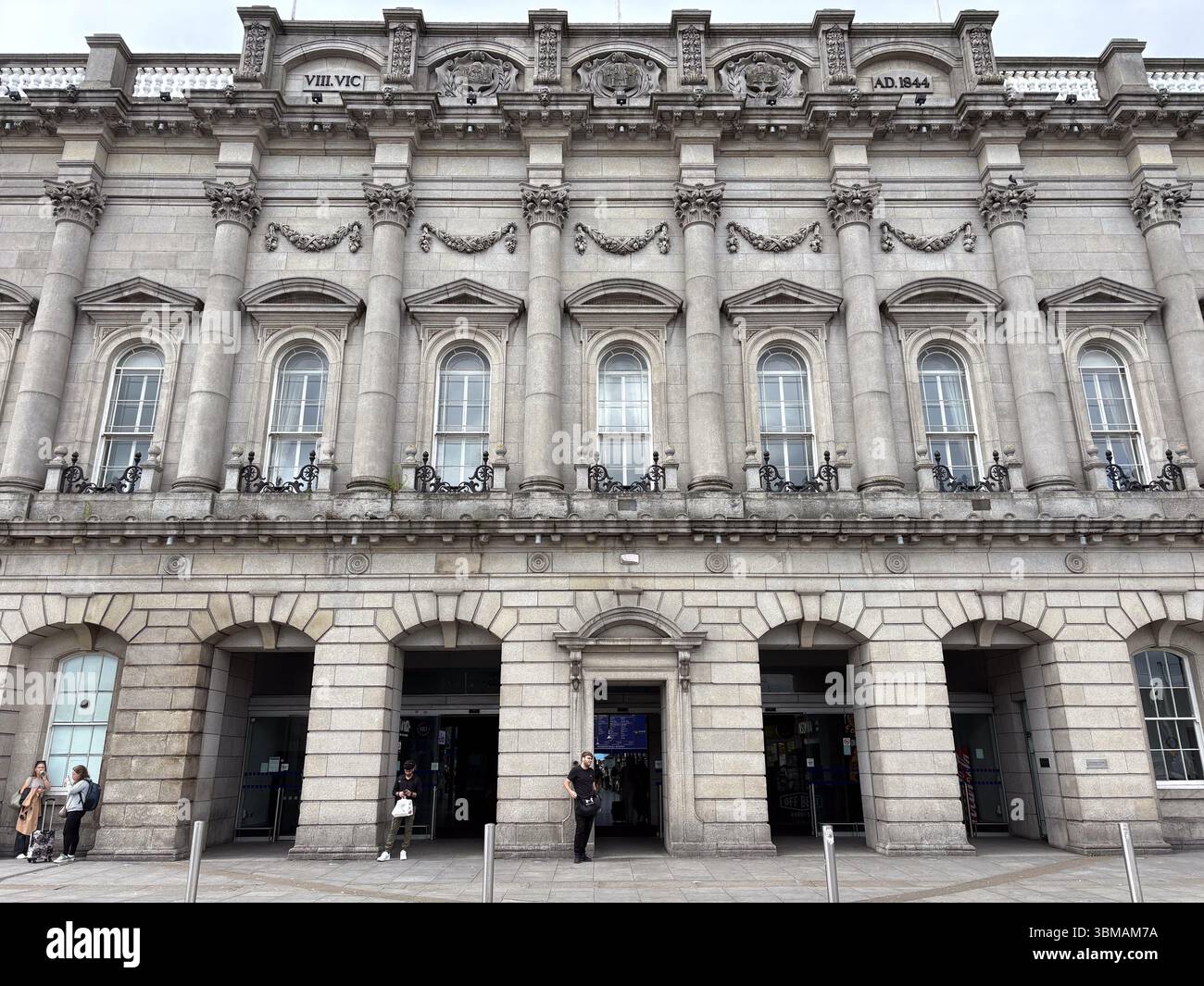 Vue extérieure de la gare de Heuston montrant l'architecture historique de la façade du bâtiment principal. Un important centre de transport à Dublin, en Irlande. Banque D'Images
