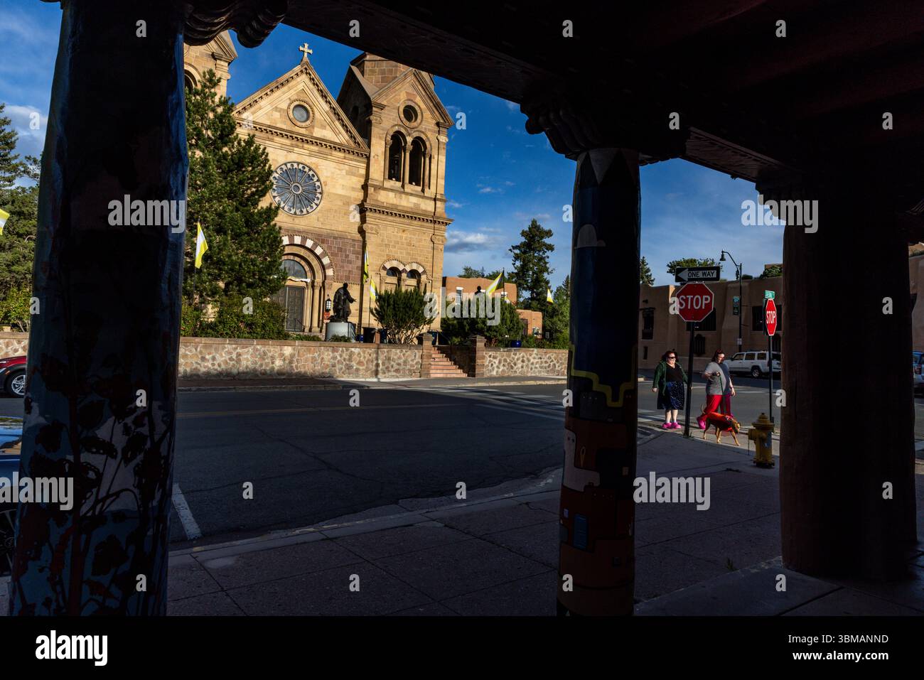 Santa Fe est la capitale du Nouveau-Mexique et attire des visiteurs du monde entier qui prennent dans la culture artistique dynamique et abrite Saint François d'assise Banque D'Images