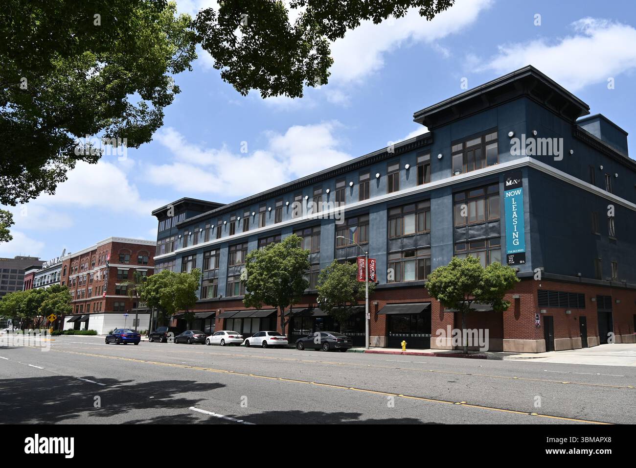 ANAHEIM, CALIFORNIE - 23 JUIN 2025 : les Doria Lofts et Broadway Arms Apaprrement complexes sur Broadway à Ctr City dans le centre-ville d'Anaheim. Banque D'Images