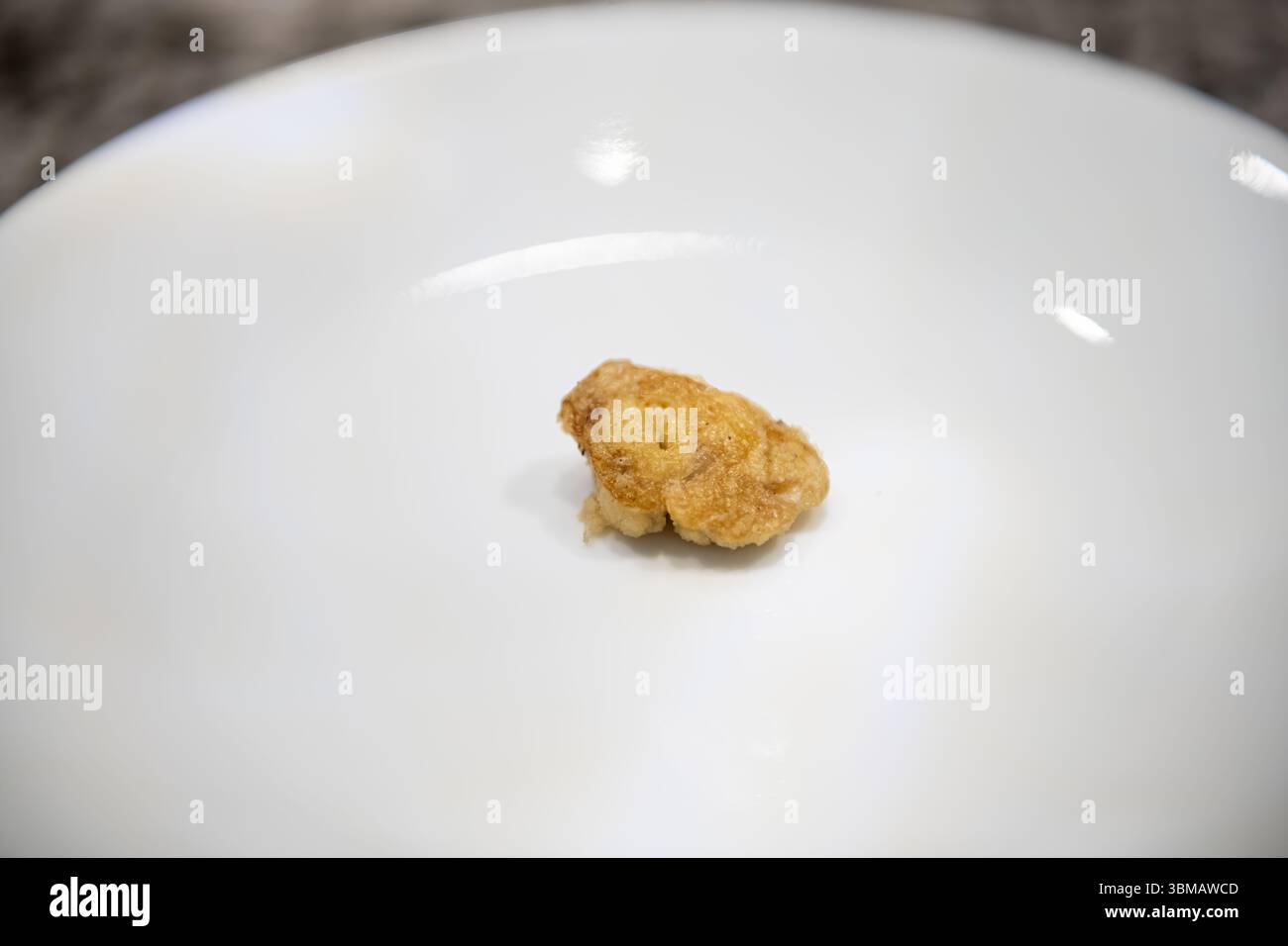 Truite arc-en-ciel cuite oeufs d'oeufs d'oeufs sauvages nourriture capturée dans le lac d'eau douce du Colorado frite sur une assiette blanche macro gros plan Banque D'Images