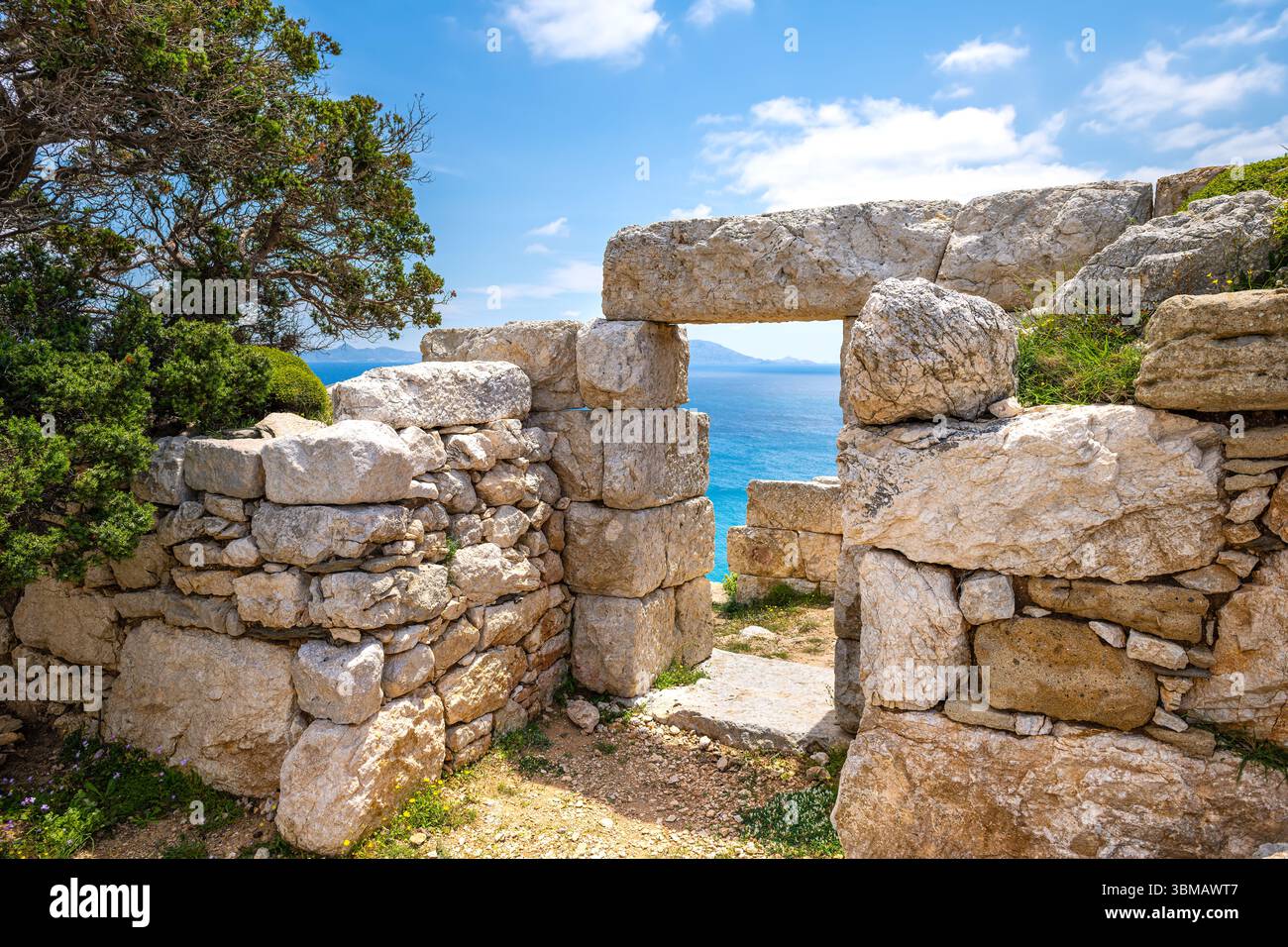 Ancienne ville de Drakanon à Drakano tour forteresse site archéologique sur la mer Ikarienne îles de la mer Égée à Ikaria île, Grèce Banque D'Images