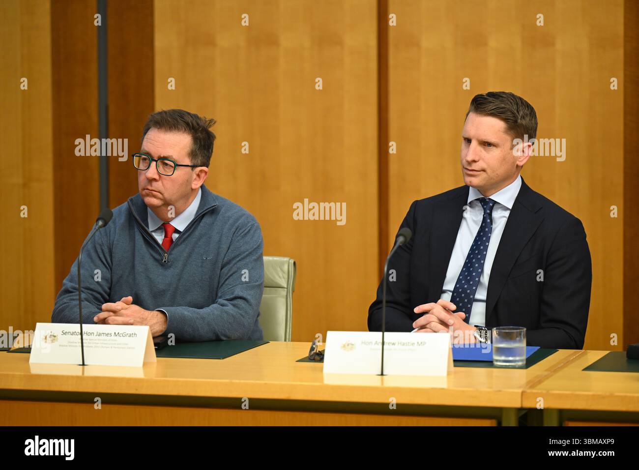 Canberra, Australie. 26 juin 2025. Le ministre de la Défense de l'ombre Andrew Hastie et le ministre d'État spécial de l'ombre James McGrath assistent à une réunion du ministère fantôme au Parlement à Canberra, le jeudi 26 juin 2025. (AAP image/Lukas COCH) NO ARCHIVING Credit : Australian Associated Press/Alamy Live News Banque D'Images
