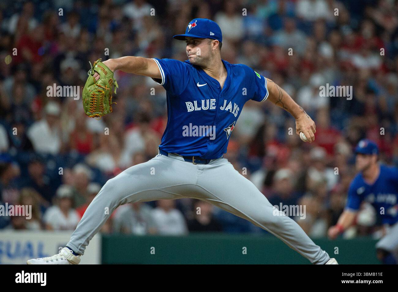 Toronto Blue Jays relief pitcher Mason Fluharty delivers against the Cleveland Guardians during the 10th inning of a baseball game, Wednesday, June 25, 2025, in Cleveland. (AP Photo/Phil Long) Banque D'Images