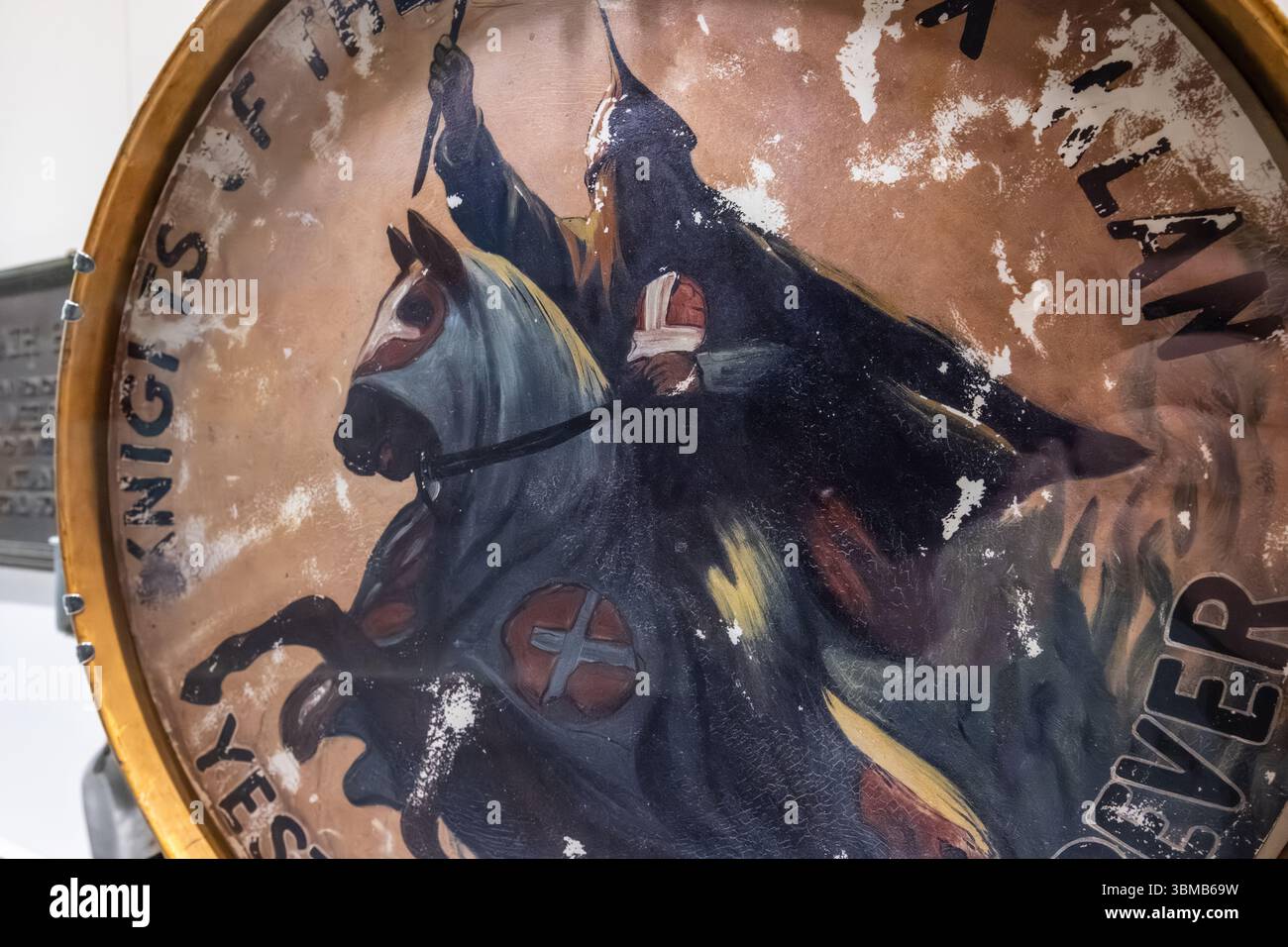 Ku Klux Klan peint la peau de tambour (c1915) à partir du moment où l'Atlantan William J. Simmons rétablit le Ku Klux Klan à Stone Mountain près d'Atlanta en 1915. Banque D'Images