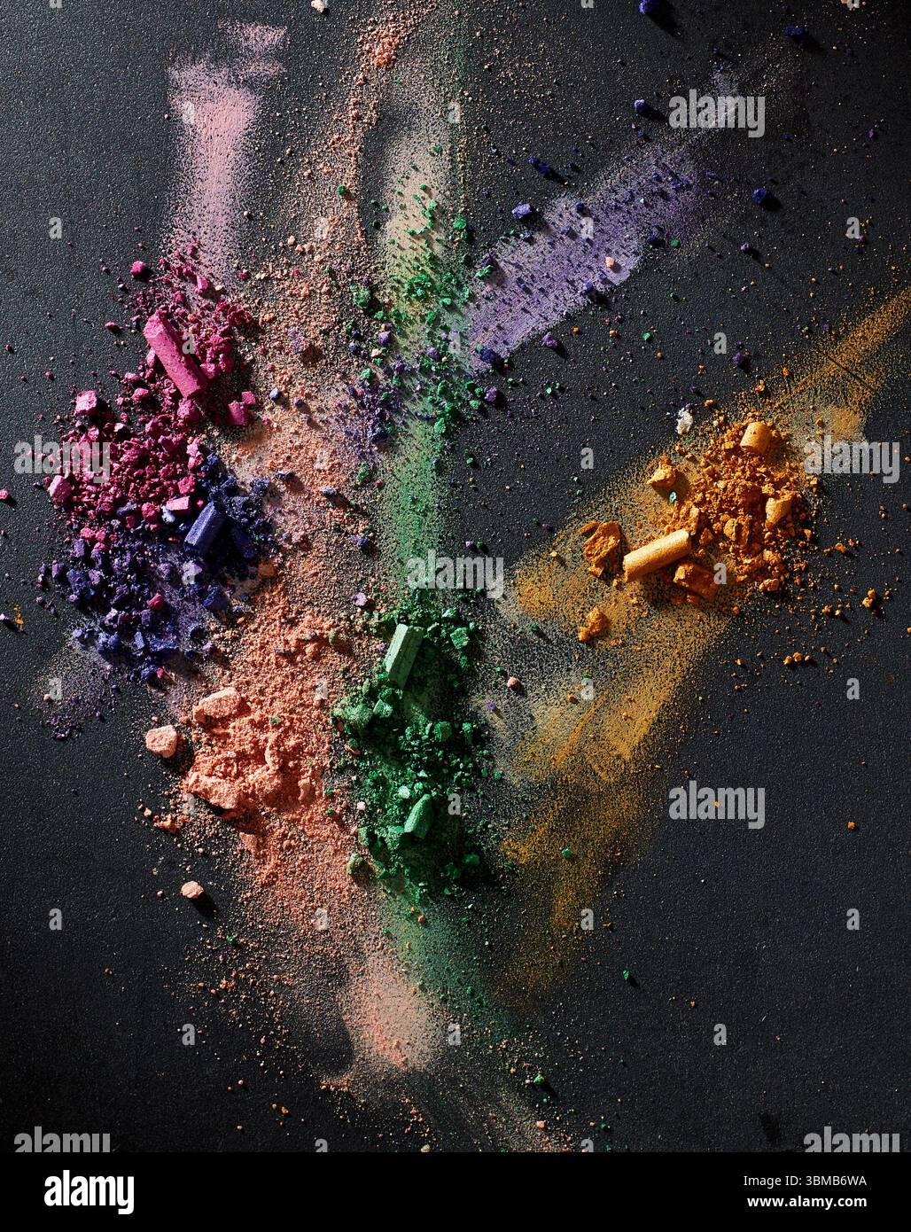 Poudres pigmentaires brisées dispersées dans des stries de couleurs vives Banque D'Images