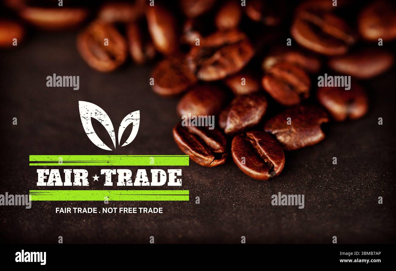Les grains de café torréfiés sont dispersés sur le comptoir sombre montrant le logo du commerce équitable avec des barres vertes, des feuilles Banque D'Images