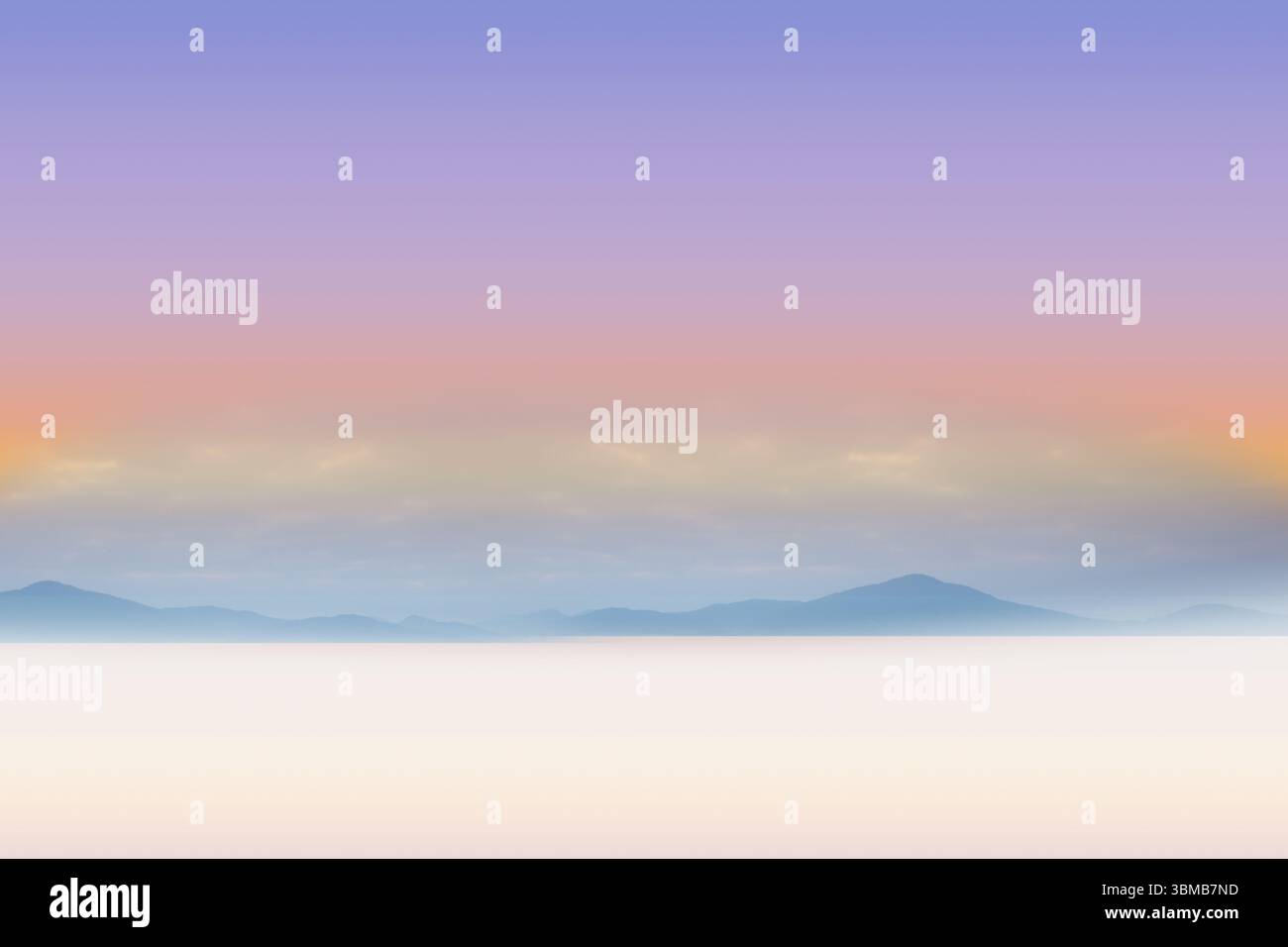 La silhouette de crête de montagne se déploie dans la scène de conception plate, avec la vallée brumeuse et le ciel dégradé Banque D'Images