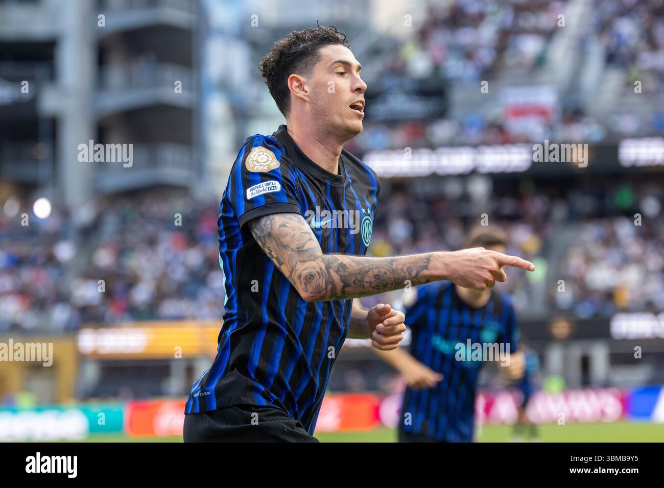 Seattle, Seattle, États-Unis. 25 juin 2025. Le défenseur de l'Inter Milan Alessandro Bastoni #95 célèbre avoir marqué le but de la victoire lors de la deuxième moitié du match lors de la Coupe du monde des clubs de la FIFA - Inter Milan vs River plate, qui a eu lieu au Lumen Field à Seattle, Washington, États-Unis. (Crédit image : © Melissa Levin/ZUMA Press Wire) USAGE ÉDITORIAL SEULEMENT ! Non destiné à UN USAGE commercial ! Banque D'Images Seattle, Seattle, États-Unis. 25 juin 2025. Le défenseur de l'Inter Milan Alessandro Bastoni #95 célèbre avoir marqué le but de la victoire lors de la deuxième moitié du match lors de la Coupe du monde des clubs de la FIFA - Inter Milan vs River plate, qui a eu lieu au Lumen Field à Seattle, Washington, États-Unis. (Crédit image : © Melissa Levin/ZUMA Press Wire) USAGE ÉDITORIAL SEULEMENT ! Non destiné à UN USAGE commercial ! Banque D'Images