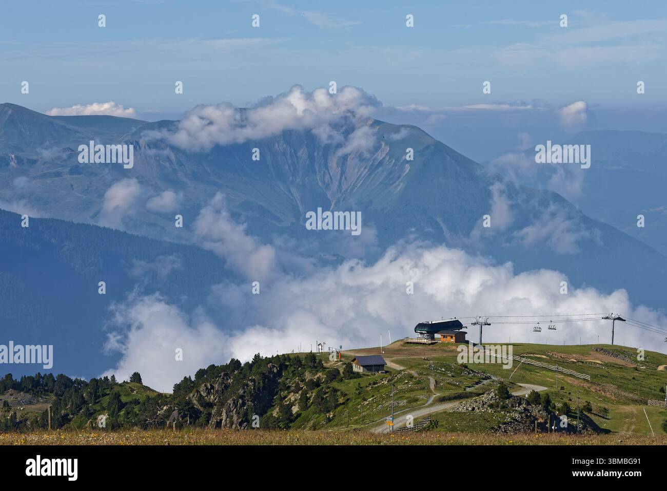 Vue lointaine sur la chaîne des mounayins du Vercors sur la station de ski de Chamrousse en été Banque D'Images