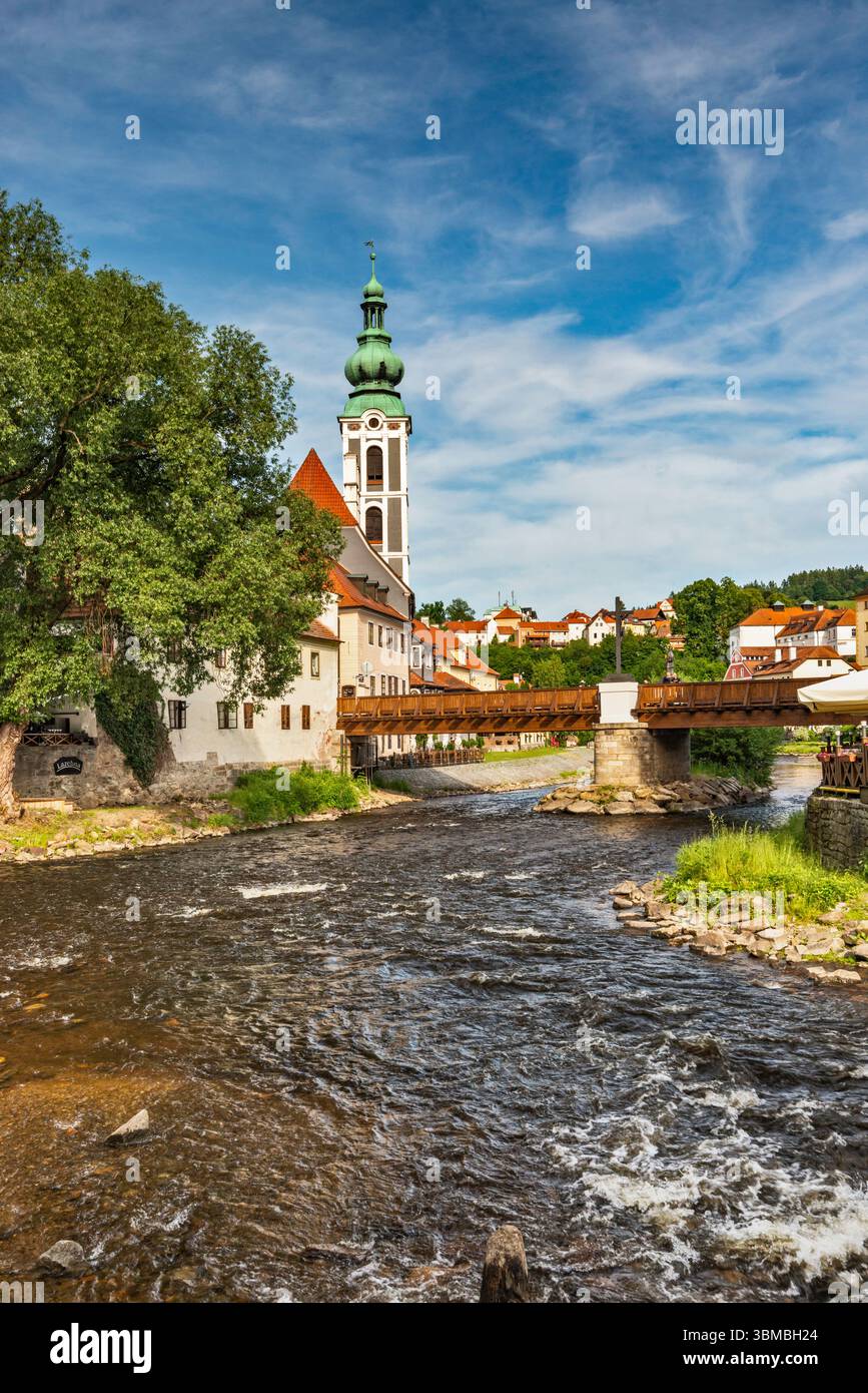 Ancienne église de Saint Judoc (Saint Jošt), Lazebnický Most (pont) sur la rivière Vltava en contrebas du château, Český Krumlov, Bohême, Tchéquie Banque D'Images