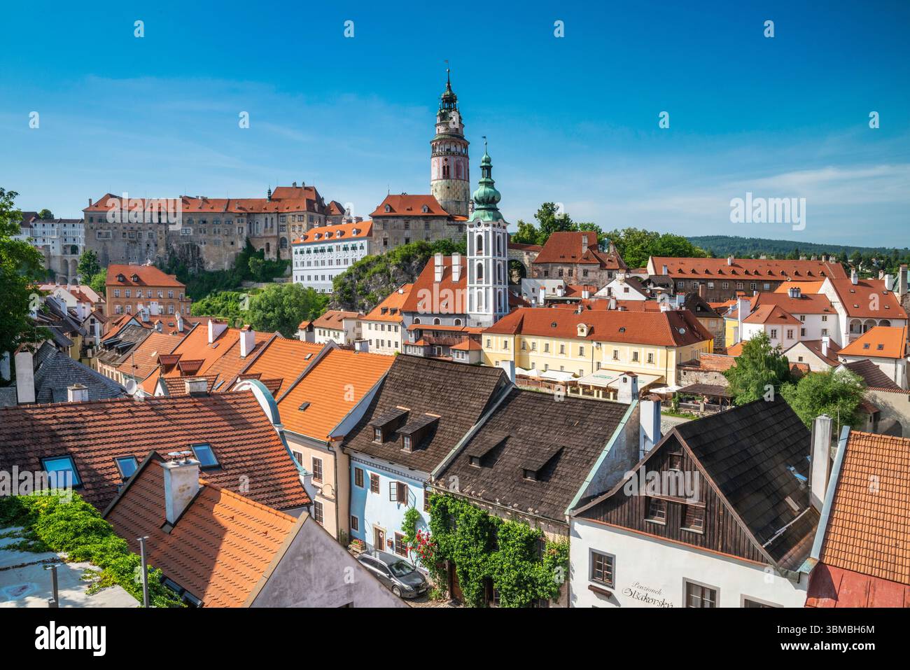 Vue depuis la rue Horni, les tours de l'ancienne église Saint Judoc (Saint Jošt) et le château au loin, à Český Krumlov, Bohême, Tchéquie Banque D'Images