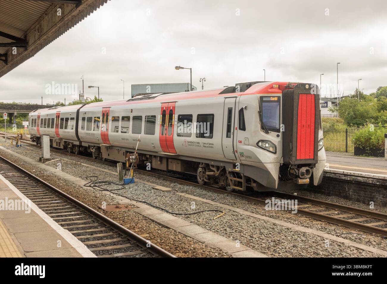 Un train diesel de transport for Wales CAF à la gare de Carmarthen, pays de Galles, Royaume-Uni Banque D'Images