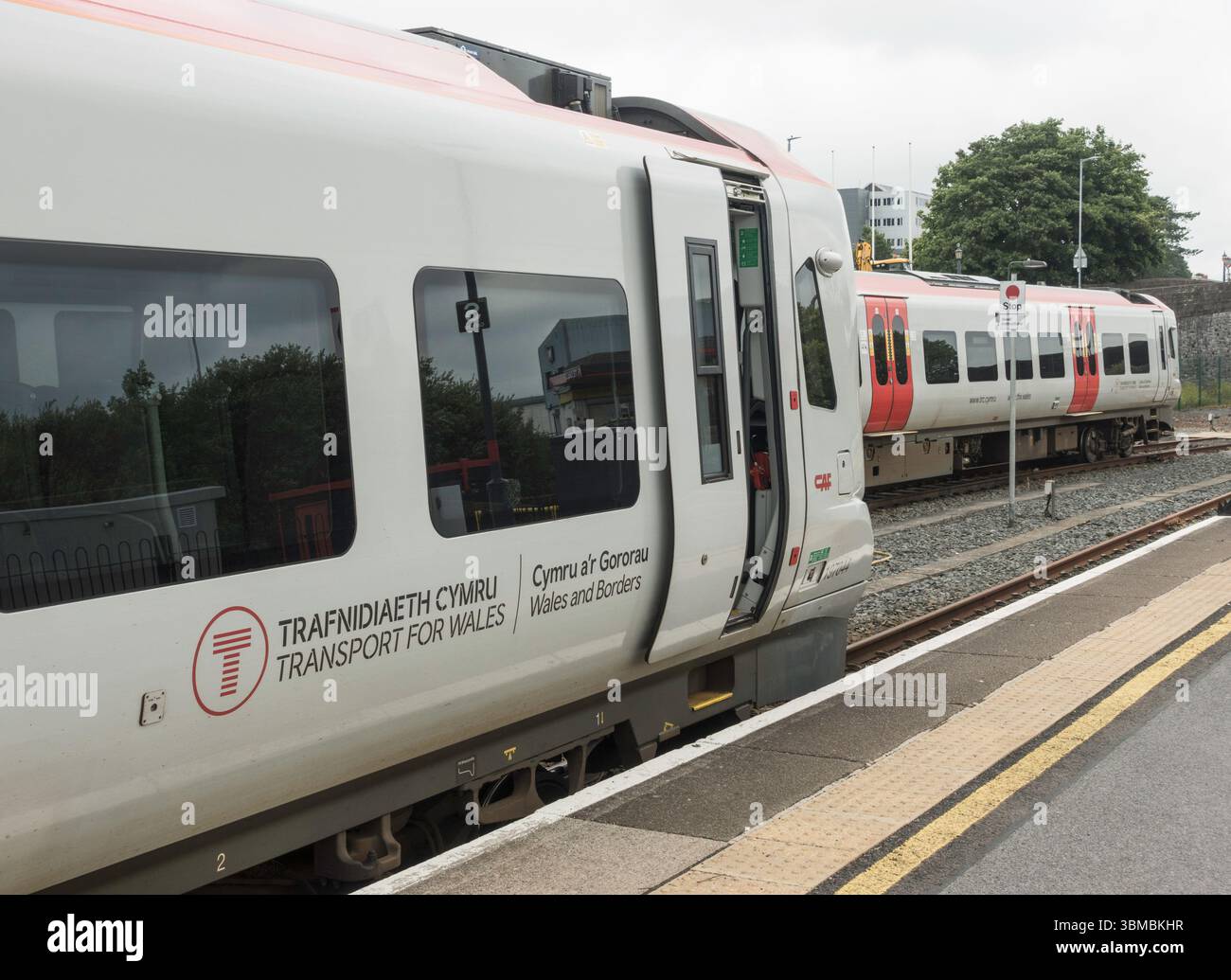 Deux trains transport for Wales à la gare de Carmarthen, pays de Galles, Royaume-Uni Banque D'Images