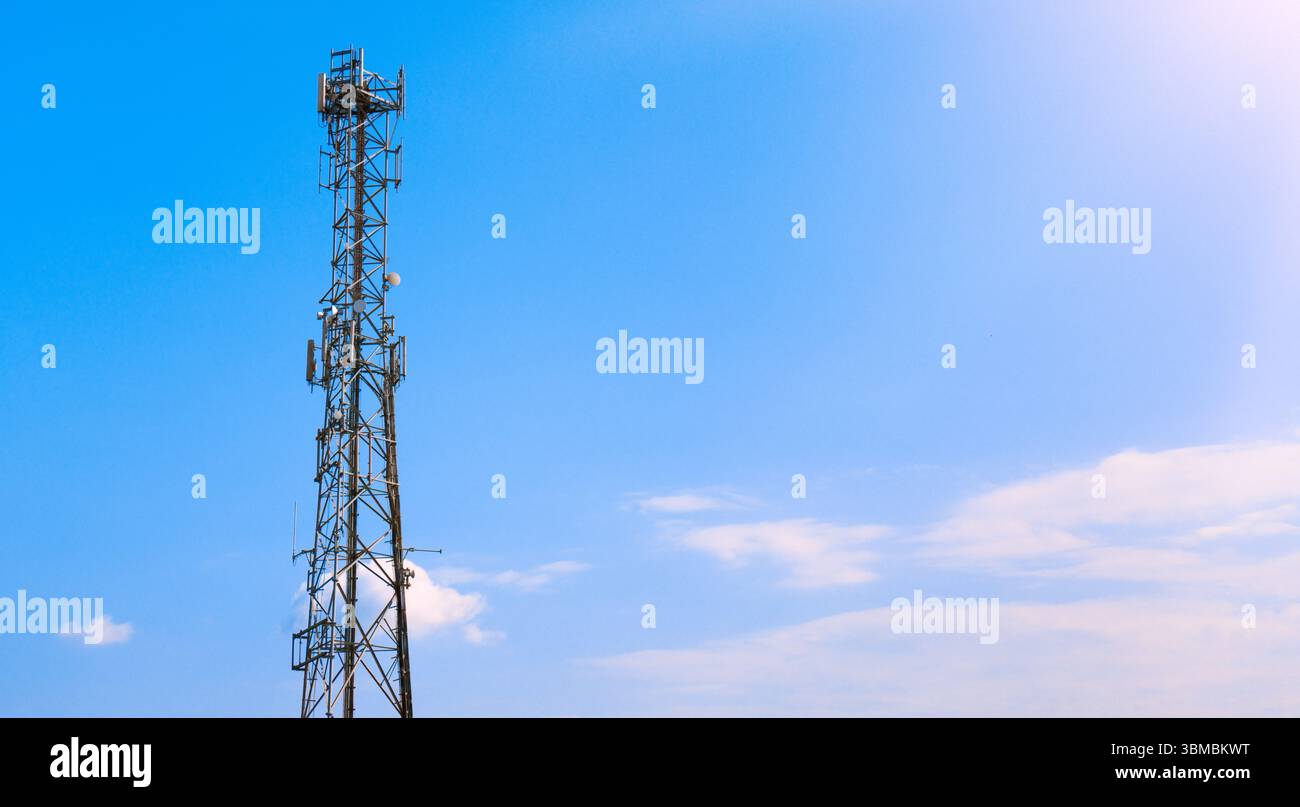 Tour cellulaire de télécommunications avec antennes de téléphonie mobile et émetteurs de micro-ondes paraboliques. Partie d'un réseau de communication cellulaire voix et données. Banque D'Images