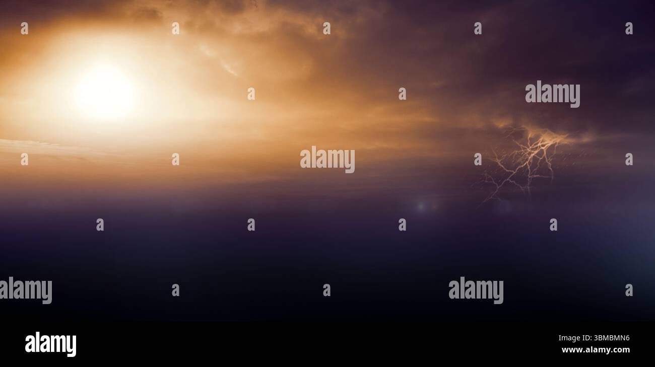 La mer plate montre un disque solaire perçant les nuages gauches, un horizon ambre-violet, des stries de foudre Banque D'Images