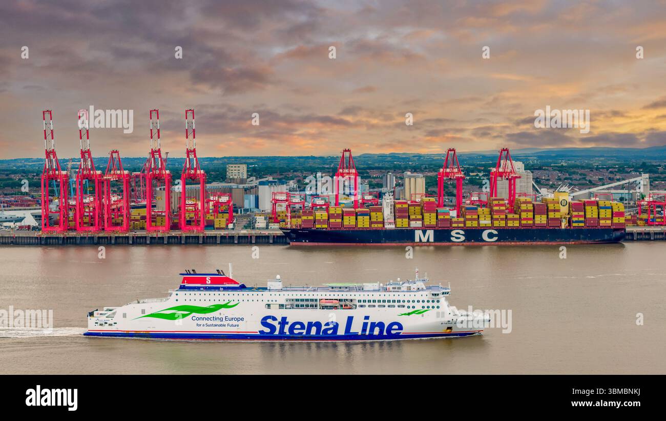 Le ferry Stena Line passe devant le port de Liverpool avec un porte-conteneurs en déchargement. Navire MSC sur les quais et Irish Ferry à Liverpool, Royaume-Uni Banque D'Images