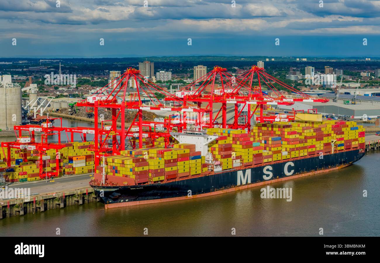 Port de Liverpool, quais de liverpool et déchargement de conteneurs. Les importations et exportations britanniques comme un porte-conteneurs est déchargé. Banque D'Images