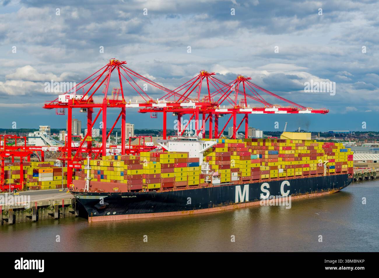 Port de Liverpool, quais de liverpool et déchargement de conteneurs. Les importations et exportations britanniques comme un porte-conteneurs est déchargé. Banque D'Images