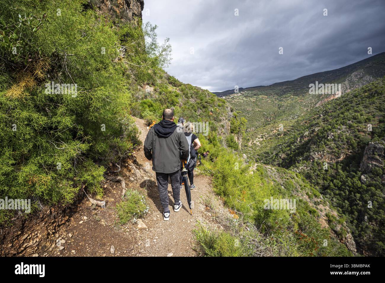 Petit groupe de randonnée montant au pont de Dieu, gorge de la rivière Fardi, Akchour, talambote, Maroc, Afrique du Nord, Afrique Banque D'Images