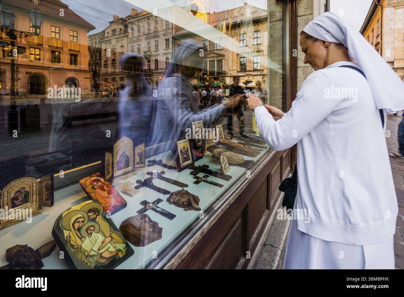 Jeune religieuse intéressée par les objets liturgiques, Cracovie, voïvodie de la petite Pologne, Pologne, europe de l'est, Europe Banque D'Images