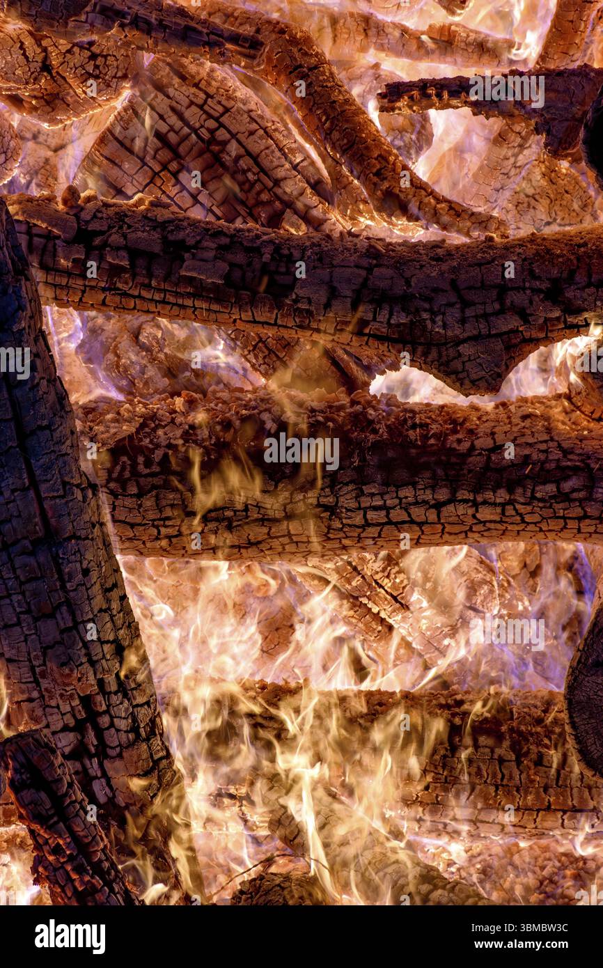 Combustion de bois dans un feu de joie à l'intérieur de l'état de Minas Gerais pendant le festival traditionnel Sao Joao, Minas Gerais, Brésil, Amérique du Sud Banque D'Images
