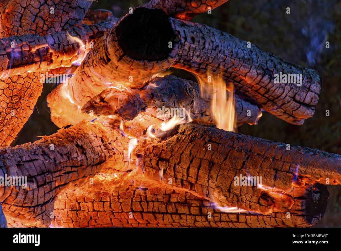 Bûches de bois brûlant dans un feu de joie à l'intérieur de l'état de Minas Gerais pendant le festival traditionnel Sao Joao, Minas Gerais, Brésil, Sud Banque D'Images