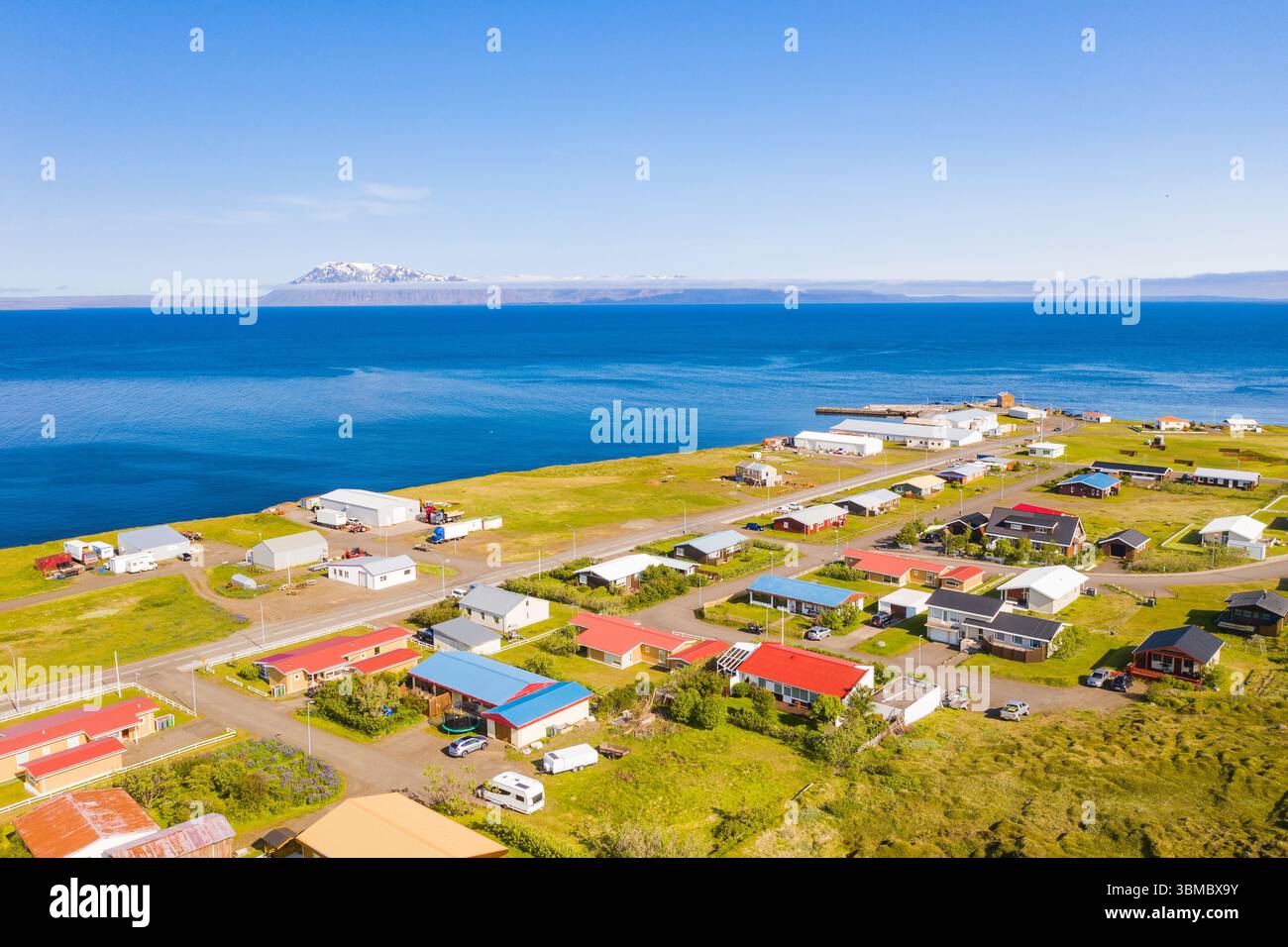 Vue panoramique de la petite ville de Bakkafjörður, Islande Banque D'Images