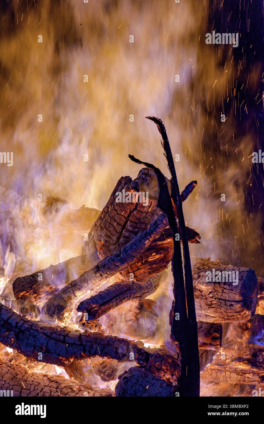 Troncs d'arbres brûlant dans un feu de joie à l'intérieur de l'état de Minas Gerais pendant le festival traditionnel Sao Joao, Minas Gerais, Brésil, Sud Banque D'Images