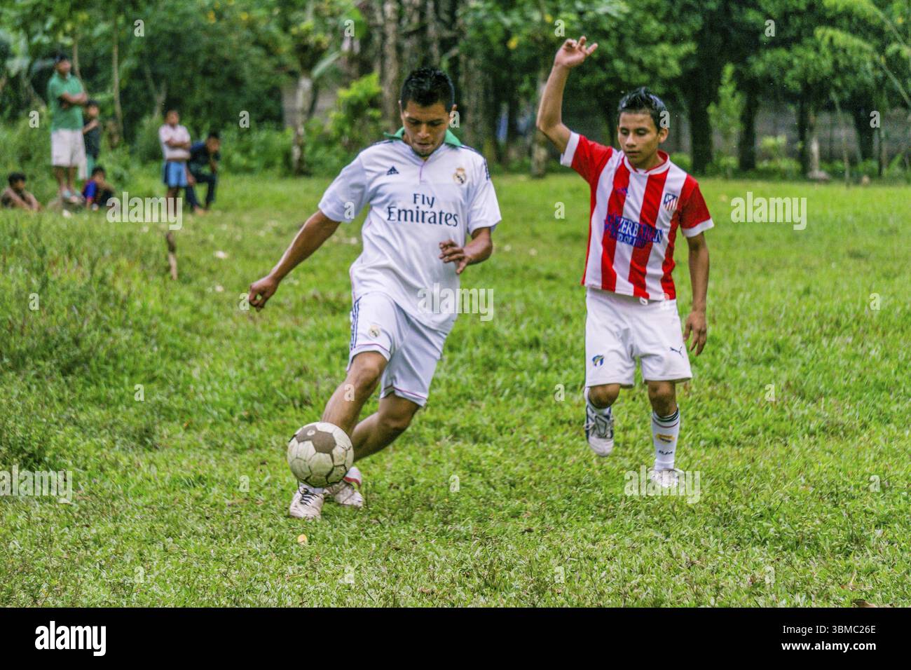 Match de football dans une clairière dans la forêt, la Tana, région de Reyna, département d'Uspantan, Guatemala, Amérique centrale Banque D'Images