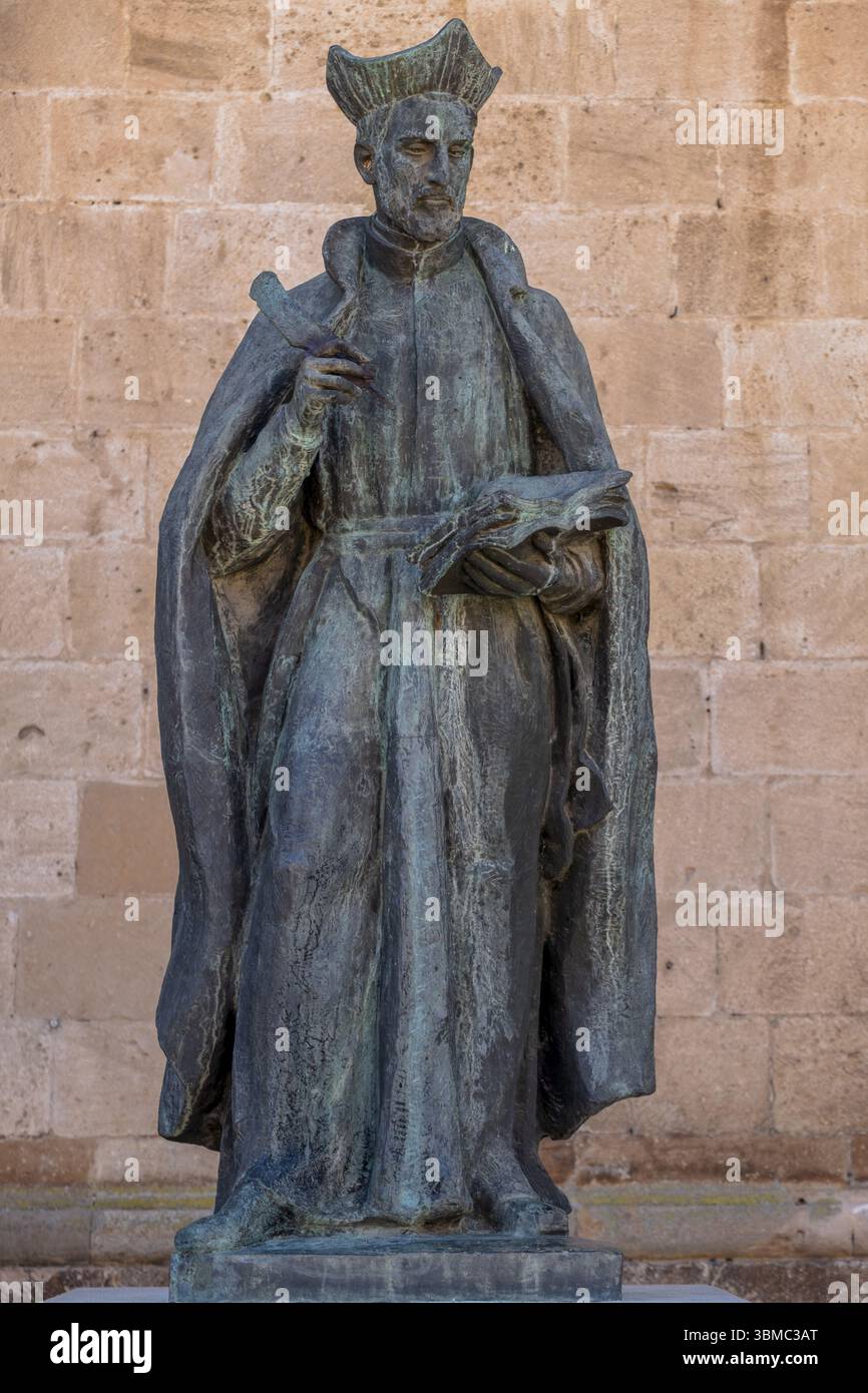 Diego Laynez rejetant la tiare papale, Monument à Diego Laynez, par Federico Coullaut-Valera Mendigutia, 1970, Almazan, Soria, Espagne, Europe Banque D'Images