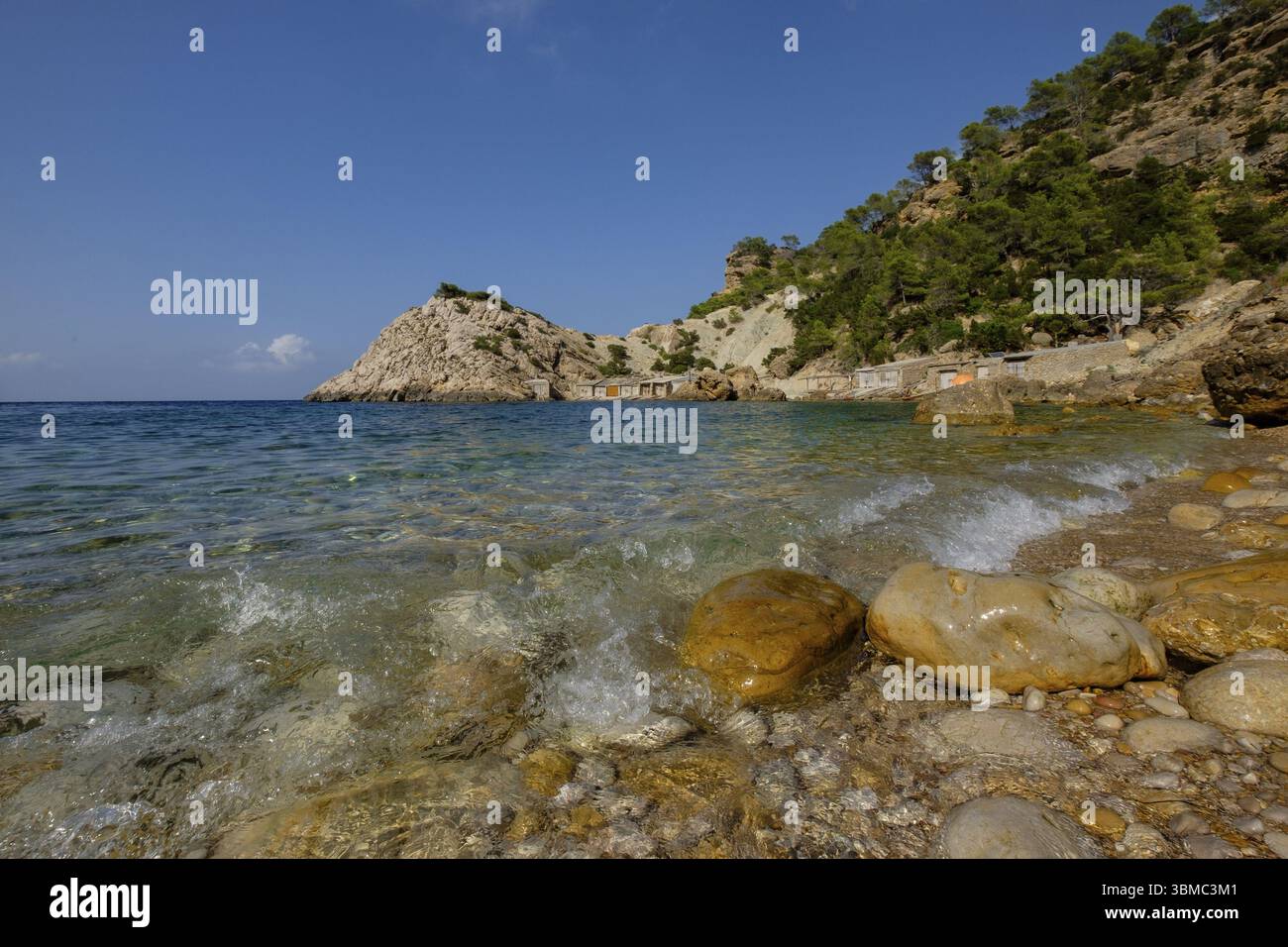 Es Portitxol plage, crique en pierre, municipalité de Sant Joan de Labritja, Ibiza, Îles Baléares, Espagne, Europe Banque D'Images