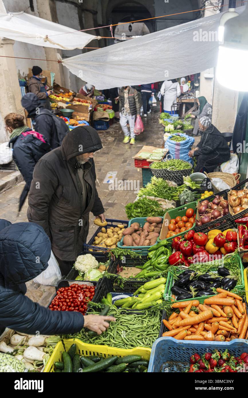 Étals vendant des légumes frais, Tétouan, Maroc, Afrique du Nord, Afrique Banque D'Images