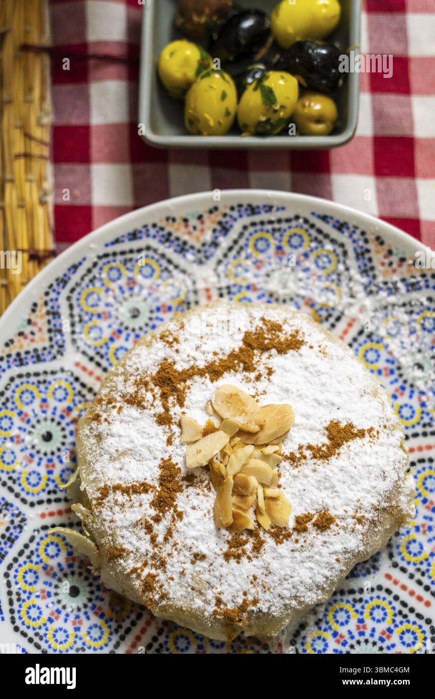 pastilla marocaine, pâte feuilletée fourrée à l'oignon, poulet, persil et amandes à la cannelle, Tanger, Maroc, Afrique du Nord, Afrique Banque D'Images