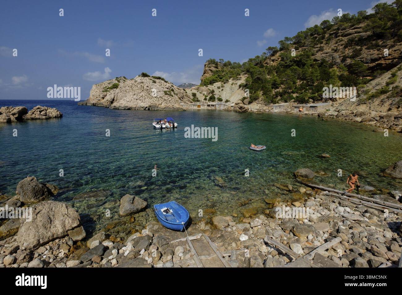Es Portitxol plage, crique en pierre, municipalité de Sant Joan de Labritja, Ibiza, Îles Baléares, Espagne, Europe Banque D'Images