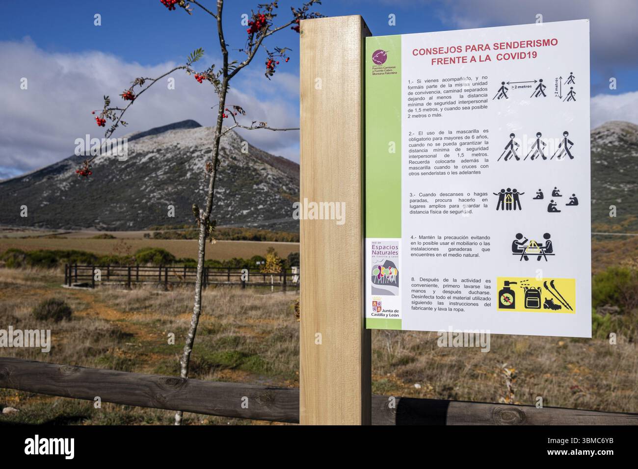 Affiche avec les règles pour COVID-19 pour les marcheurs, Tejeda de Tosande. Parc naturel de Fuentes Carrionas, Fuente Cobre- Palentina Mountain. Palencia, Espagne, Euro Banque D'Images