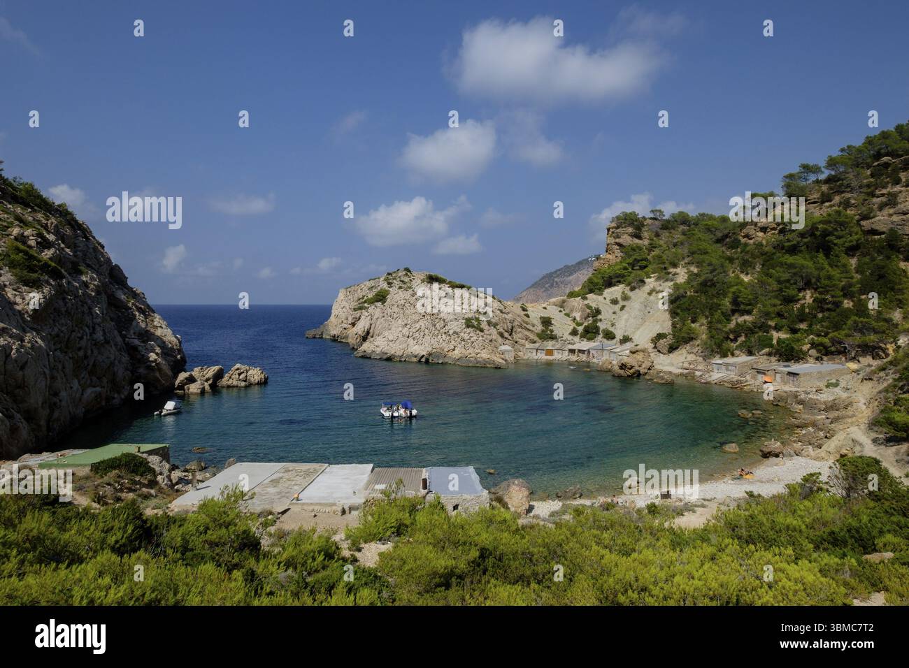 Es Portitxol plage, crique en pierre, municipalité de Sant Joan de Labritja, Ibiza, Îles Baléares, Espagne, Europe Banque D'Images