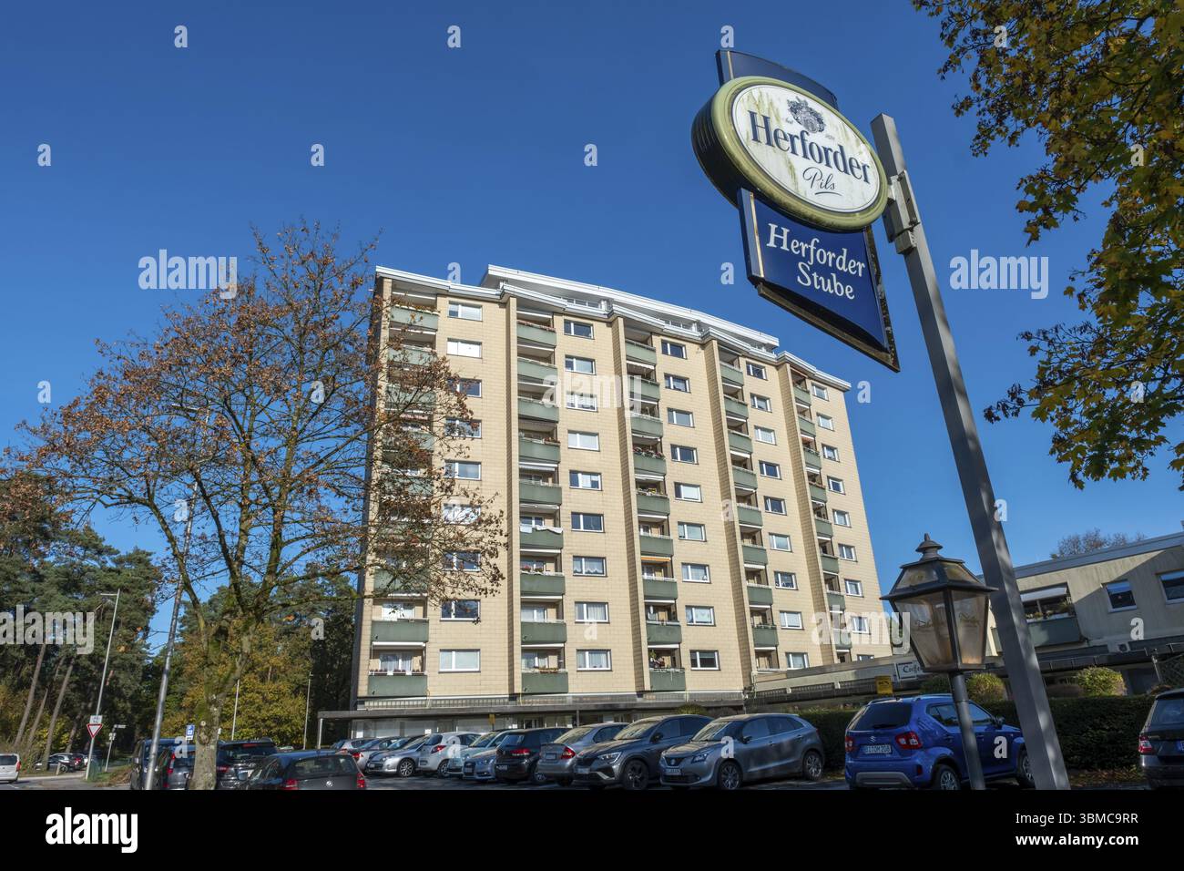 Bloc de tour avec des appartements derrière un panneau publicitaire pour Herforder Pils, Bielefeld-Sennestadt, Rhénanie du Nord-Westphalie, Allemagne, Europe Banque D'Images