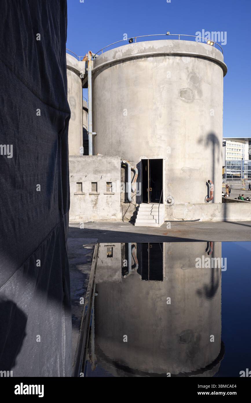 Vieux silos de ciment convertis en musée et fondation, Fondation Marta Ortega Perez (MOP) port intérieur de la Corogne, (Corogne), Galice, espagne Banque D'Images