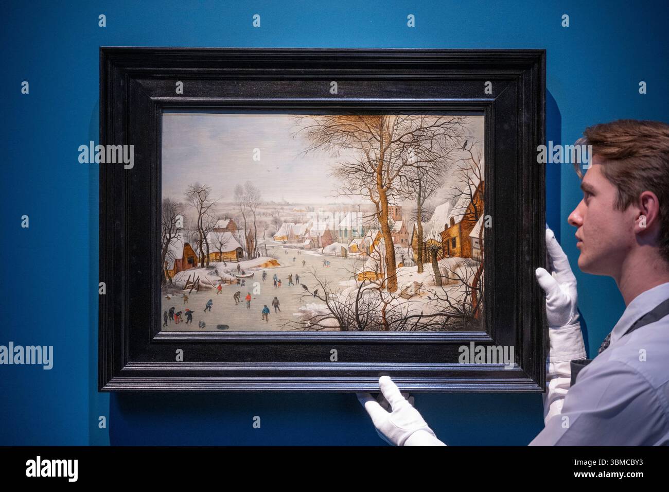 Christie's, Londres, Royaume-Uni. 26 juin 2025. Christie's Classics week se déroule du 1-9 au 30 juillet avec des œuvres d'art et des objets de plusieurs millénaires. Les temps forts incluent : Pieter Brueghel le jeune, le Birdtrap. Estimation : 1 000 000 à 1 500 000 £. Crédit : Malcolm Park/Alamy Live News Banque D'Images