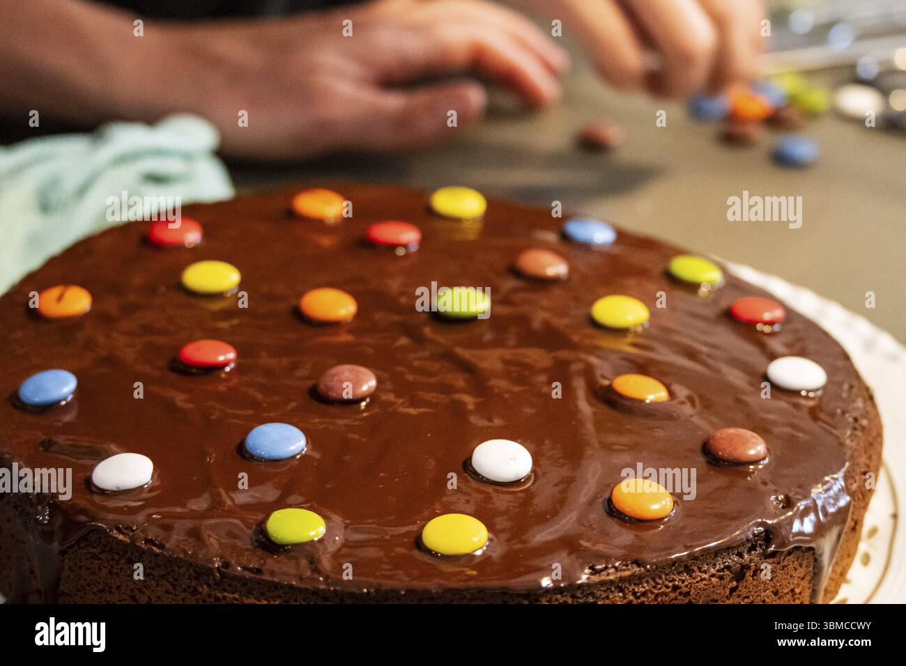 Gâteau au chocolat pour enfants avec pilules sucrées colorées, Majorque, Îles Baléares, Espagne, Europe Banque D'Images